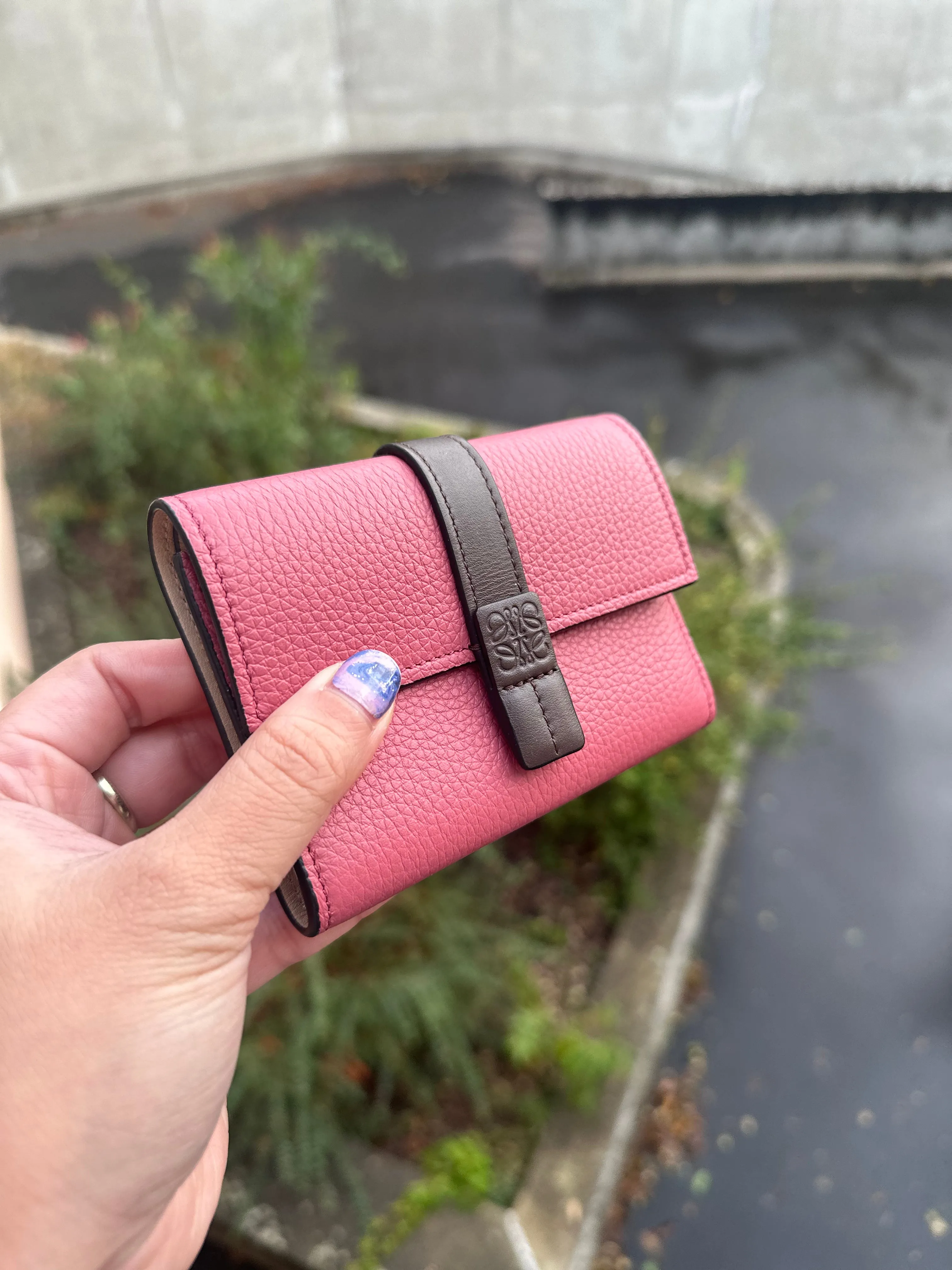 Vertical wallet rose